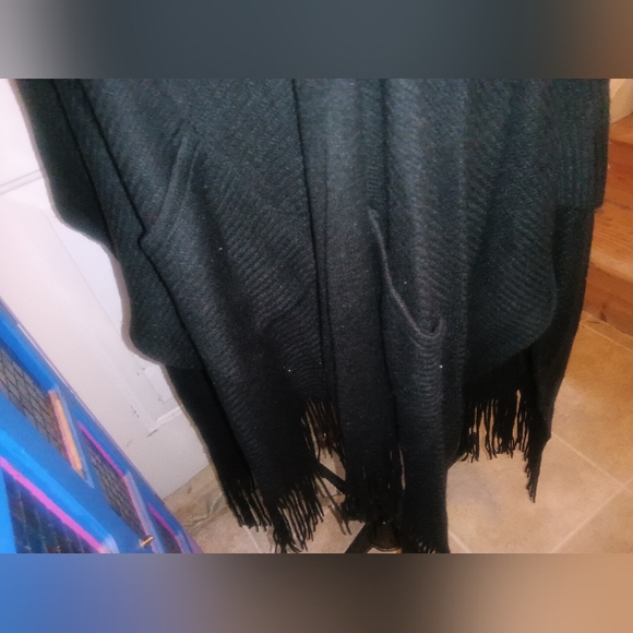 NWT Vince Camuto soft knitted topper #wrap / #shawl with hood and pockets - Picture 12 of 16
